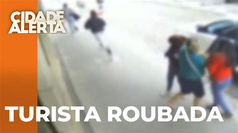 Turista Surpreendia Por Ladr Es Um Adolescente Arrancou A Corrente Da