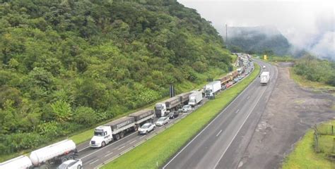 Acidente na BR 277 deixa tráfego lento na descida da Serra do Mar