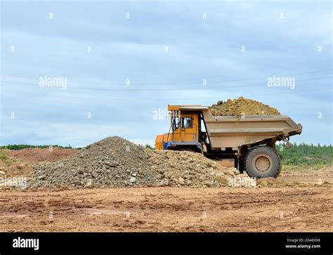 Bergbau Lkw Und Bagger Arbeiten In Der Kalkstein Tagebau Verladung Und