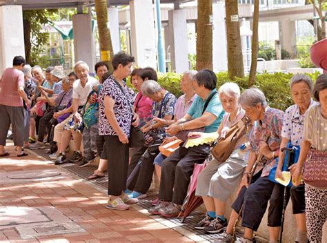 香港即時新聞 Am730 疫情｜孫玉菡將與院舍業界商討 或收緊至一周一檢