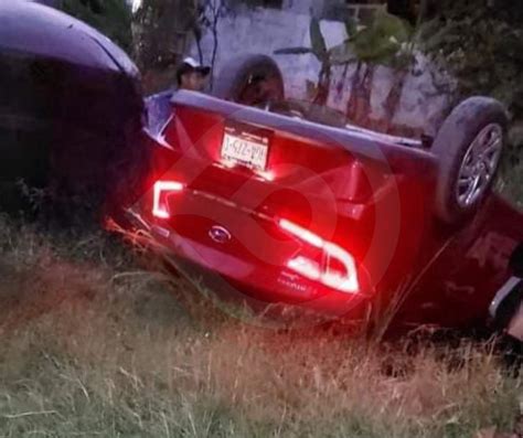 Auto quedó con las llantas hacia arriba Noticias de Hidalgo Zunoticia