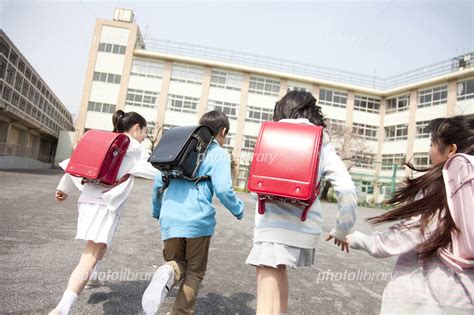 登校する小学生4人の後姿 写真素材 2349006 フォトライブラリー Photolibrary