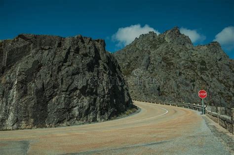 Camino En Paisaje Rocoso Con El Poste Indicador Del Tr Fico De La