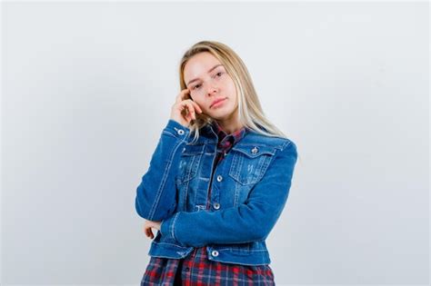 Jeune Femme Blonde Charmante Isolée Photo Gratuite