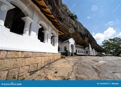 El Exterior Del Templo De La Cueva De Dambulla Templo Dorado Es Un Gran