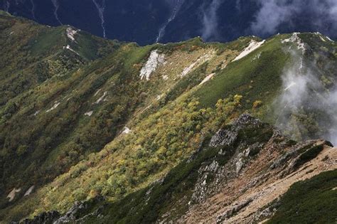 紅葉進んでいます。 北アルプス表銀座 燕岳（つばくろだけ）の山小屋 燕山荘グループ