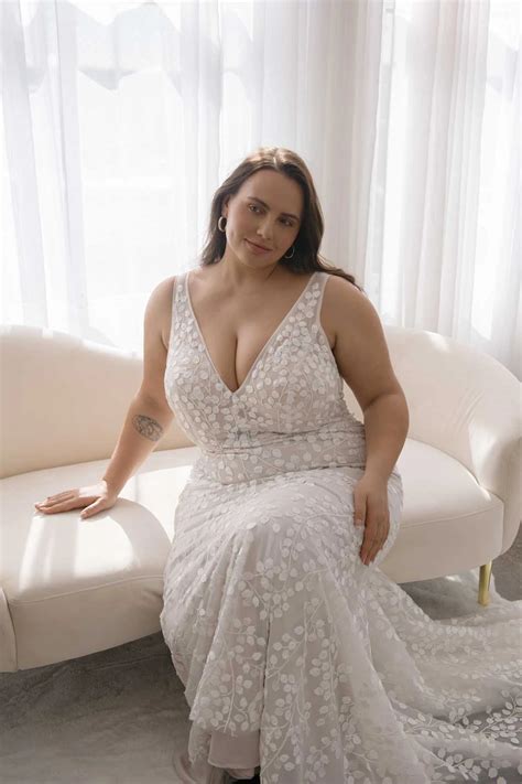 Boho Lace Sleeveless Plus Size Wedding Dress With Tulle Overskirt