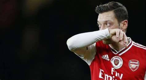 Özil provoca Tottenham na internet e diz que Spurs não ganham títulos