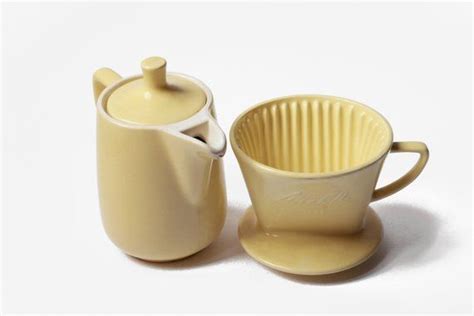 Jolie cafetière Melitta en céramique jaune pâle des années 1960