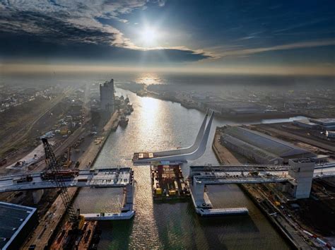 Final segment of Gull Wing Bridge installed | Victor Buyck