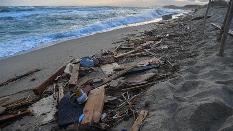 Mortes em naufrágio de barco migrantes na Itália sobem para 62