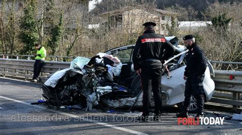 Incidente A Forl Finisce Con L Auto Contro Un Camion Morto Ragazzo