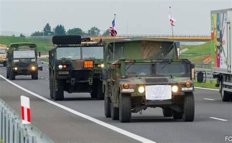 Uwaga Na Drogi Wyjad Kolumny Pojazd W Wojskowych Lutego Ruszaj