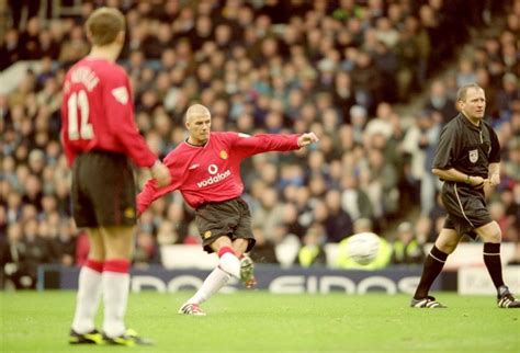 Derby highlight: Beckham scores free-kick to see off Manchester City