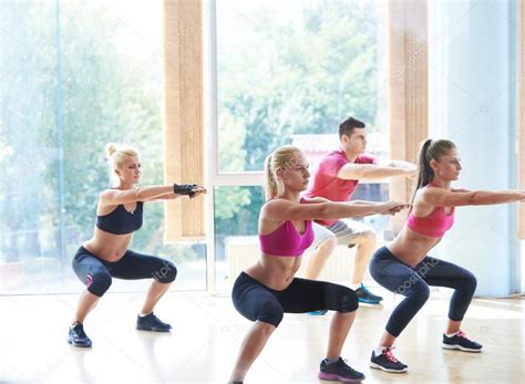 Grupo De Personas Haciendo Ejercicio En El Gimnasio — Fotos De Stock