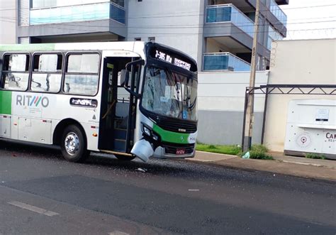 Batida envolve dois ônibus ao lado de terminal na zona Sul de Ribeirão