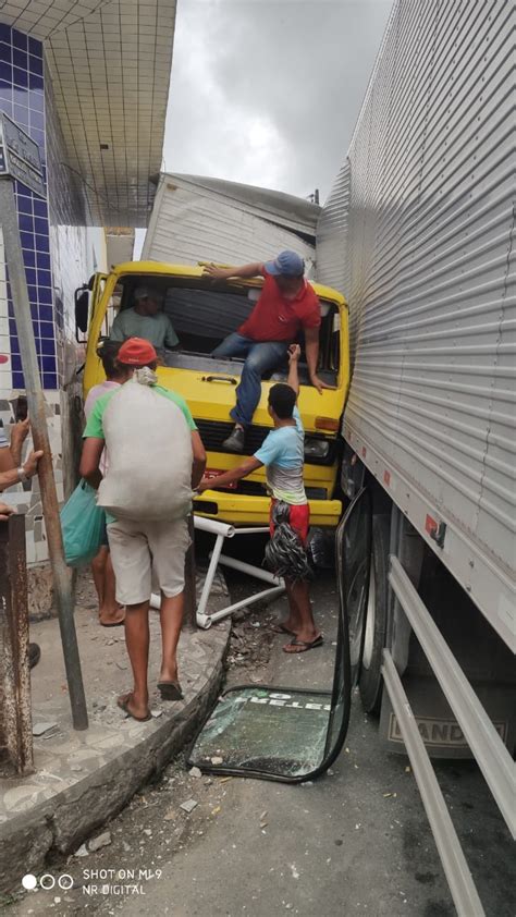 Caminh O Perde Freio E Colide Outro Ve Culo No Centro De Uni O Dos