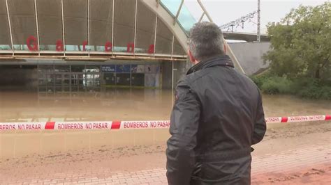 La lluvia inunda la estación de Cercanías de La Garena en Alcalá de