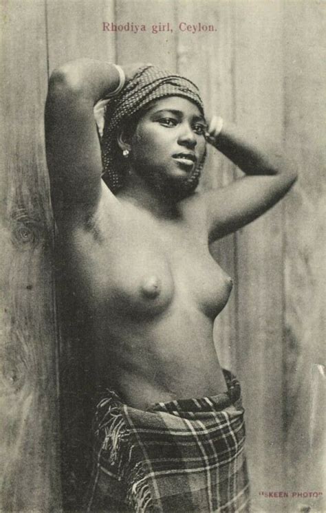 Ceylon Beautiful Native Nude Rodiya Woman Against The Wall 1910s