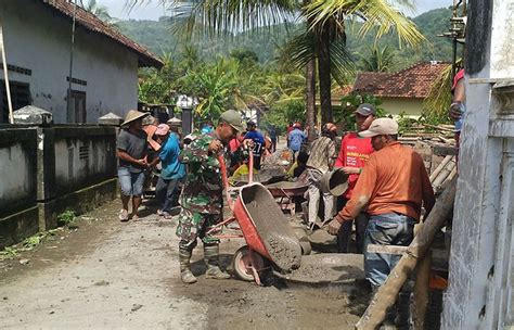 Wujud Kemanunggalan TNI Dan Warga Gotong Royong Pengecoran Masjid