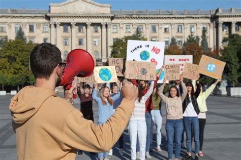 Grupo De Personas Con Afiches Protestando Contra El Cambio Climático En