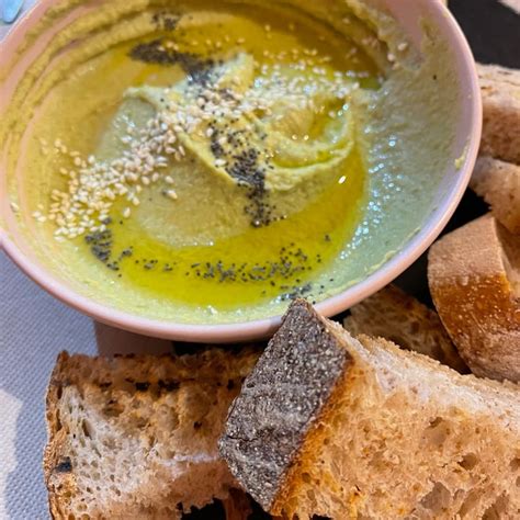 Lo Famo Sano Pomigliano D Arco Italy Hummus Di Piselli Con Pane Caldo