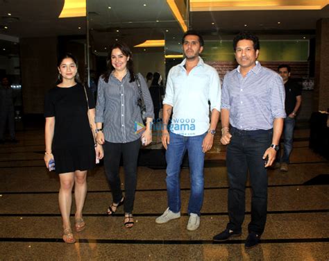 Sachin Tendulkar snapped with his family at Rang Mandir in Bandra | Anjali Tendulkar, Sara ...