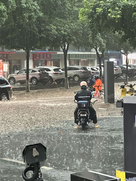 落雨大水浸街！三水街坊雨天出门要注意安全！ 散讲三水 新三水网站 新三水人才网 新三水房产网 10万三水人和你一起看