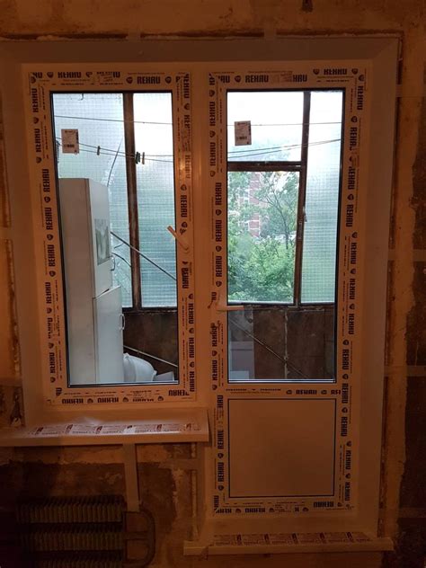 Балконный блок из профиля ПВХ. Системы Rehau с окном и дверью в Москве ...