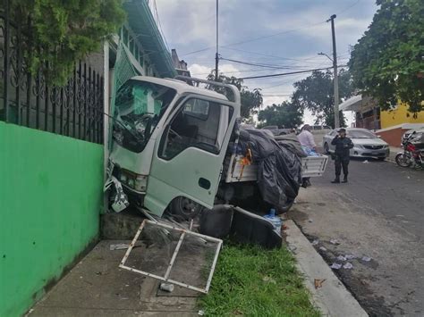 Camión repartidor impacta contra vivienda en Ilopango El Blog