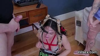 Une mignonne particulière est emmenée dans un asile de trou anal pour un traitement maladroit