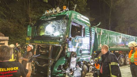 Spektakuläre Bergung in Kirchberg Lastwagen in Murr gekippt