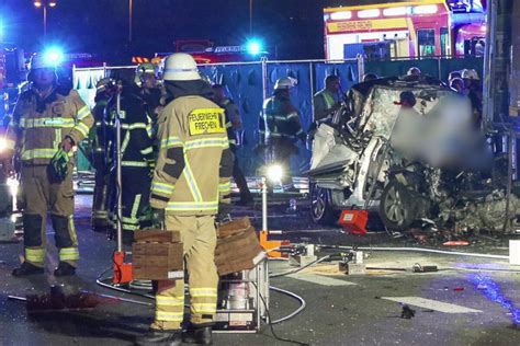 Unfall Auf A J Hriger Ger T Auf Rastplatz Mit Auto Unter Lkw Und