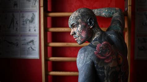 Las Fotos Del Hombre Más Tatuado De Francia Con Tinta En La Lengua Y Hasta En Las Ojos Infobae