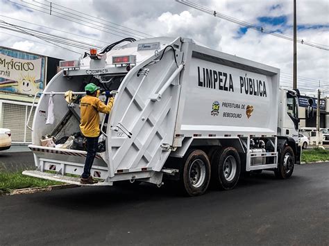 Novos caminhões de lixo estão em circulação Gazeta de Bebedouro