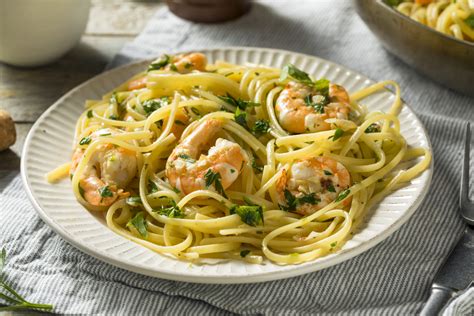 Macarrão Alho E Oleo Com Camarão - Receita de Macarrão ao Alho e Óleo com Camarão: hummm