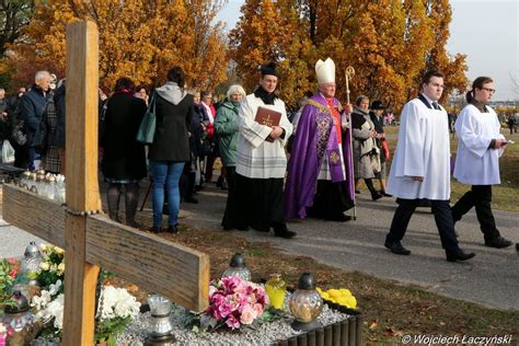 Wszystkich Wi Tych I Dzie Zaduszny Biskupi Poprowadz Procesje Na