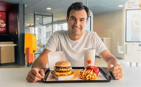 Cadena de comida rápida lanzará menú inspirado en Checo Pérez El