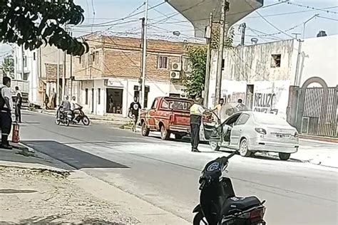 Se Prendi Fuego El Auto En Plena Calle Y Fue Auxiliado Por La Polic A