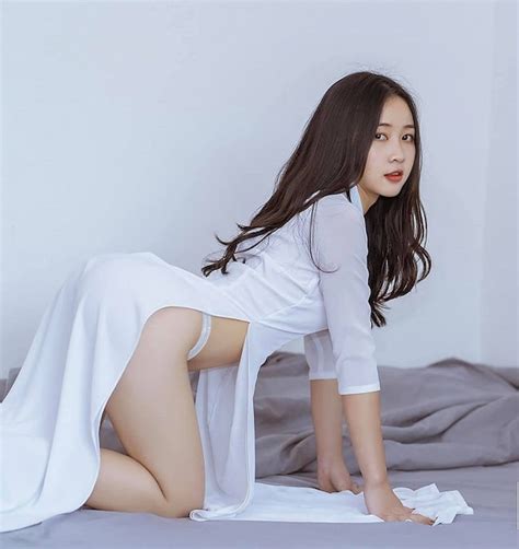 969 Ảnh Gái Xinh Mặc áo Dài Sexy Khoe Mông Như Người Mẫu