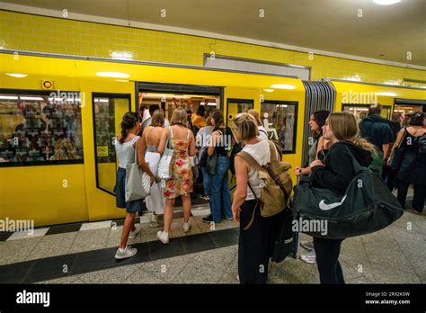 U Bahn U8 Jannowitzbrücke Menschen Nahverkehr Berlin Mitte