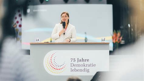 Deutscher Bundestag Kleine Und Gro E G Ste Feiern Geburtstag Des