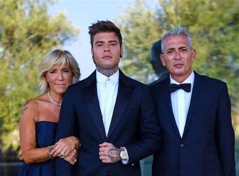 Chi Il Padre E La Madre Di Fedez Chi Sono I Genitori Del Rapper E