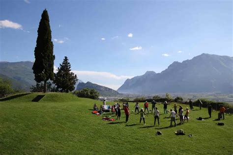 Livellato il prato della Lizza del Castello di Arco per il trenino è