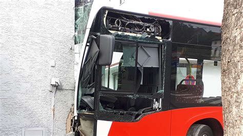 Cleebronn Bus Kracht In Hauswand Drei Verletzte