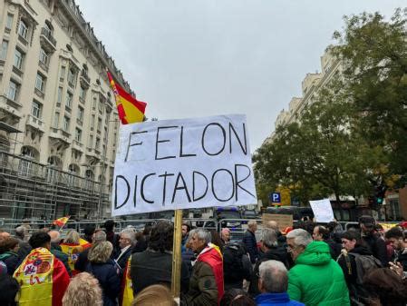 Lo que dicen las pancartas en la protesta de la investidura de Sánchez