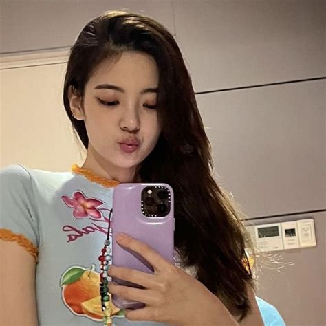 Itzy Lia Lq Icons Mirror Selca Selfie In 2022 Itzy Women Fashion