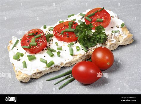 Knaeckebrot Mit Frischkaese Und Tomate Stock Photo Alamy