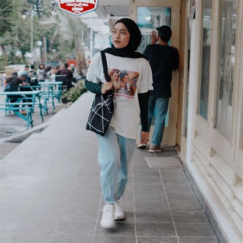 Inspirasi Ootd Hijab Dengan Kaos Lengan Pendek Ala Indira Kalistha