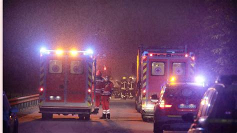 Unfall auf schneeglatter Straße zwischen Ampfing und Waldkraiburg